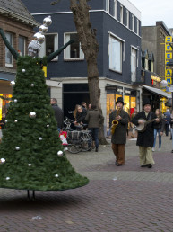kerstbomen op stelten kerstacts kerstmis stelenlopers steltlopers stiltwalkers snowflowers iceflowers