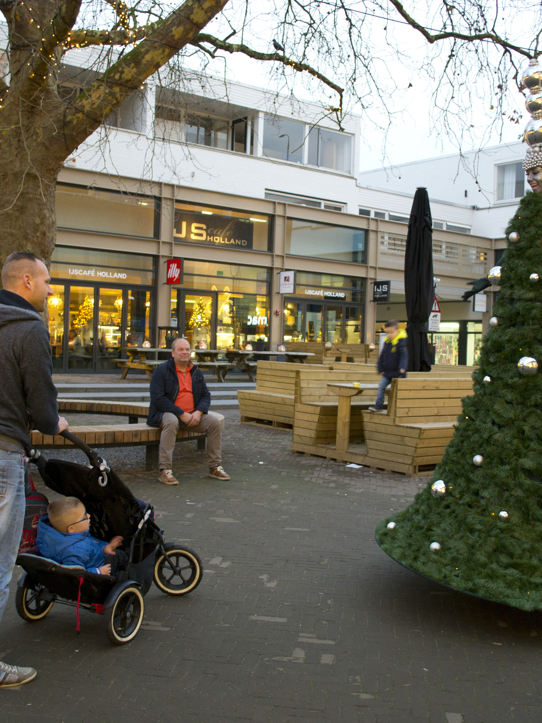 kerstbomen op stelten steltenlopers steltlopers kerstmis kerst