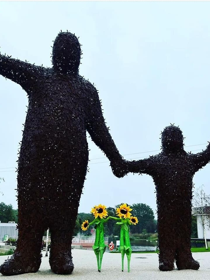 zonnebloemen op stelten steltenlopers steltenact steltlopers bloemen op stelten big flowers ice flowers levend theater
