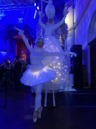 ballerina marionette steltenact steltenlopers steltlopers ice flowers iceflowers bloemen op stelten