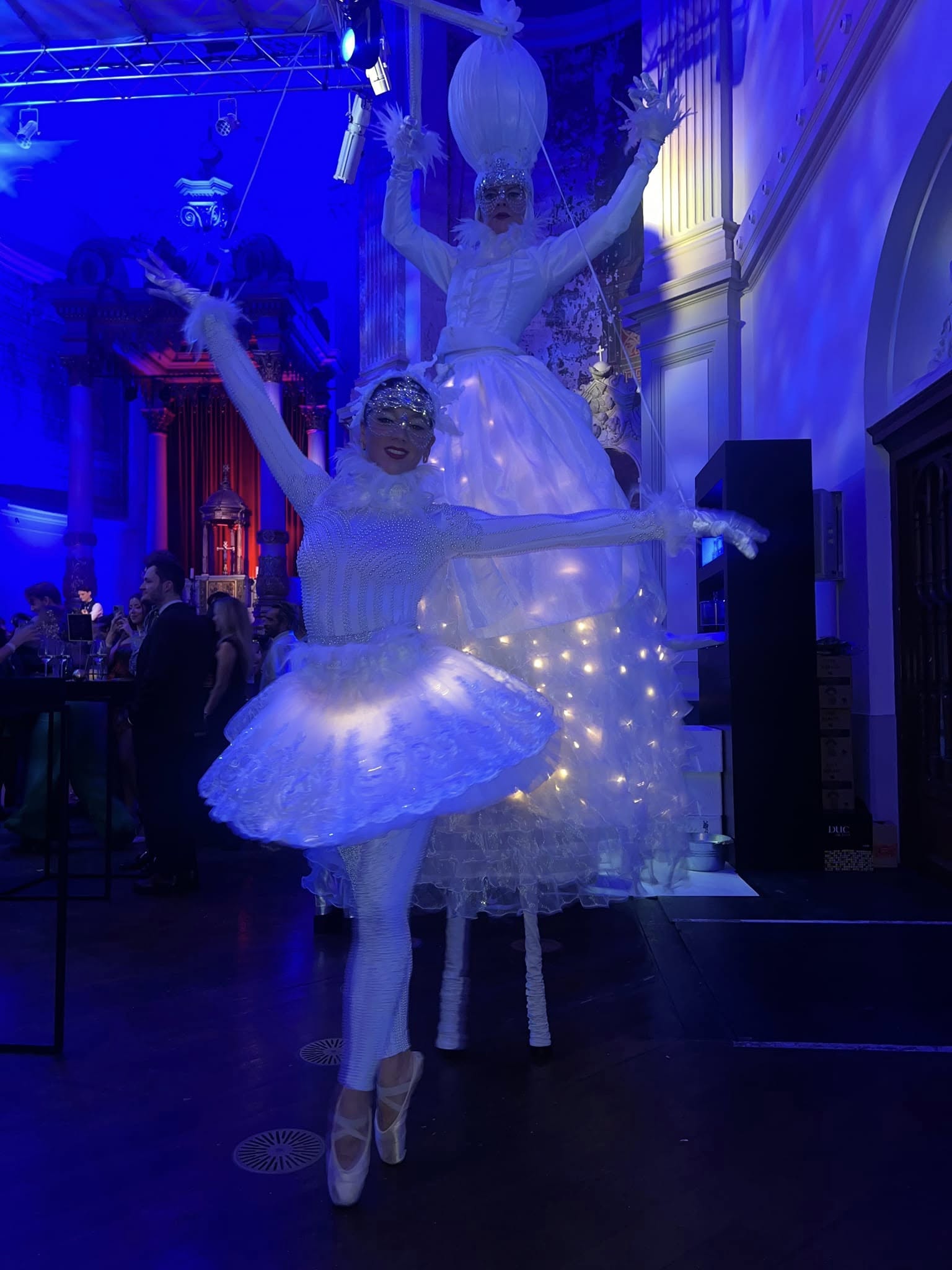 ballerina marionette steltenact steltenlopers steltlopers ice flowers iceflowers bloemen op stelten
