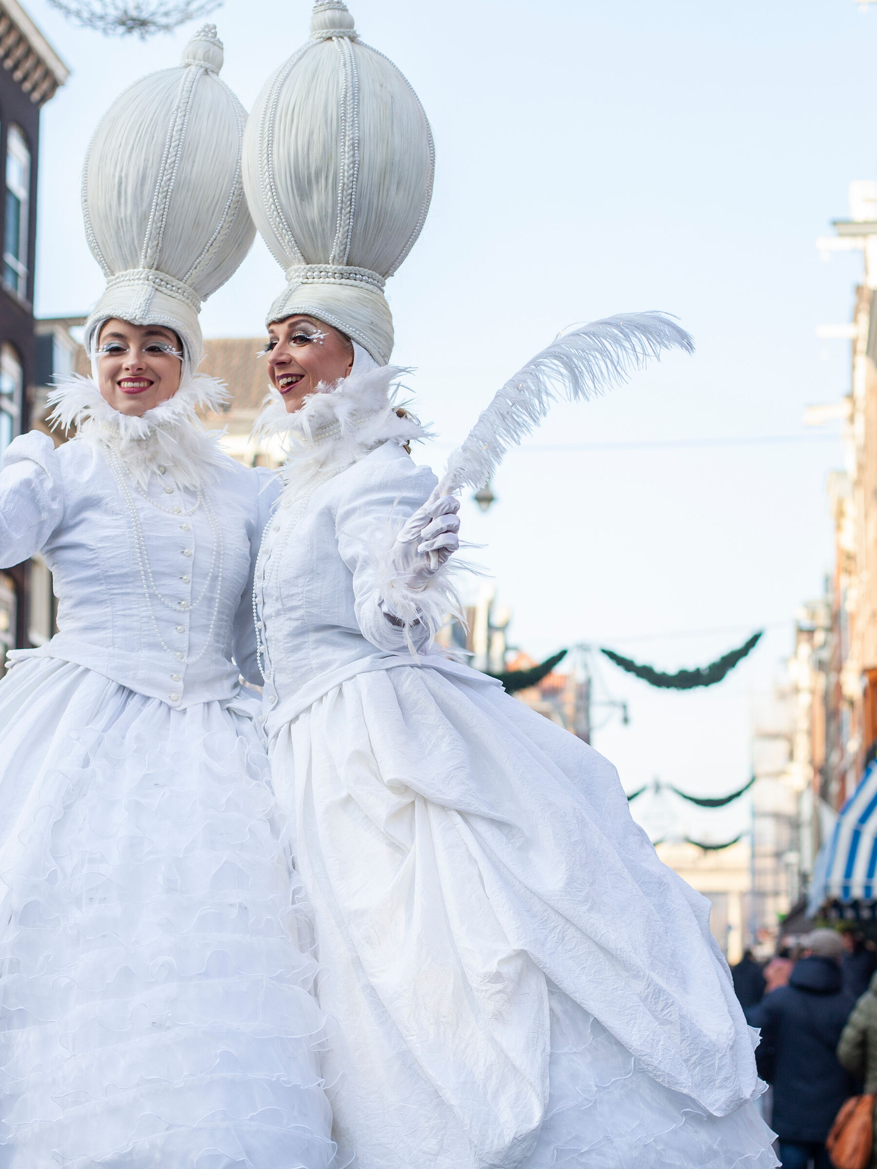 winterfeeen steltenlopers steltenact steltloeprs winterwonderland ice flowers bloemen op stelten