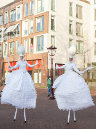 winterfeeen op stelten steltenlopers steltenact steltlopers winter wonder land ice flowers kerstanimatie entertainment levend theater
