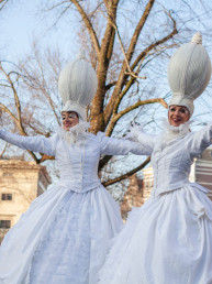 iceflowers ice flowers winterfeeen kerst animatie entertainment steltenlopers steltlopers steltenact ice flowers big flowers studio foekema levend theater
