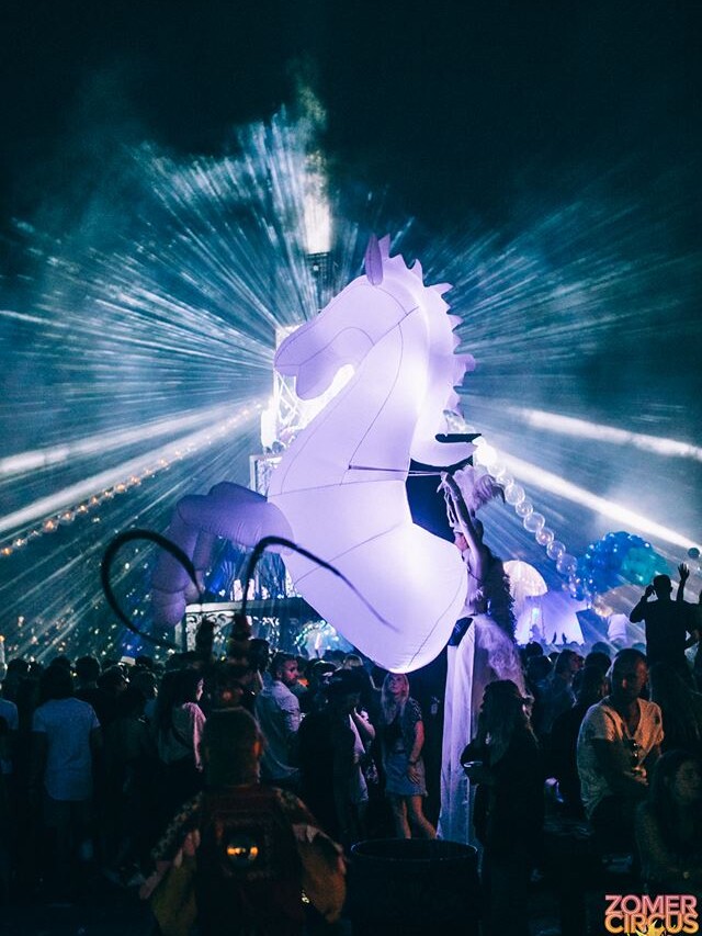 paarden op stelten steltenlopers sense theatre theater led lichtgevende ice flowers iceflowers theater levend'