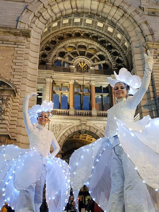 snowflowers ice iceflowers bloemen op stelten steltenlopers steltenact