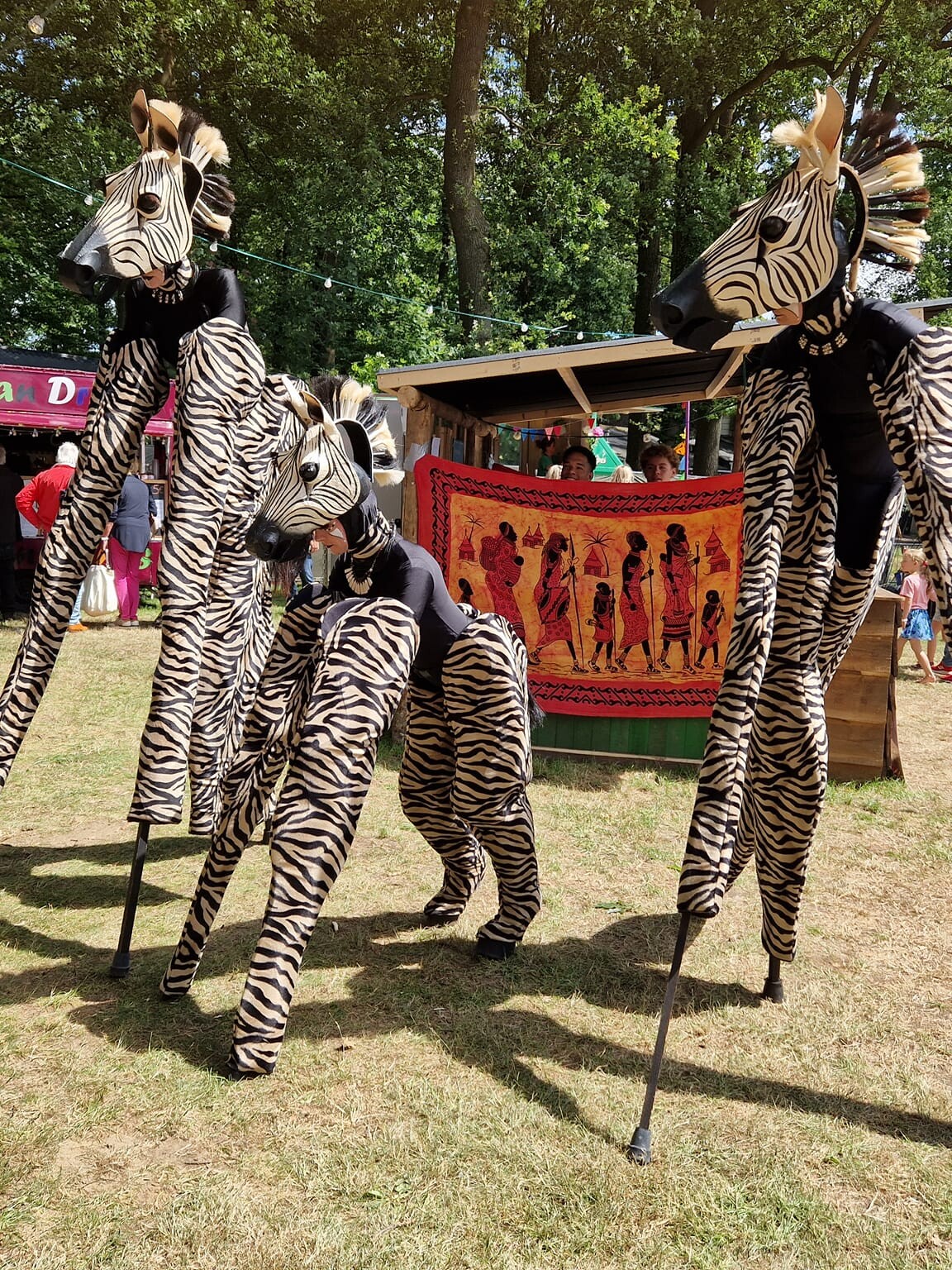 zebra op stelten steltenlopers steltenact steltlopers straattheater steltentheater