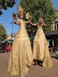goud gouden steltenlopers op stelten steltenact bloemen ontvangstact