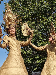 gouden steltenopers steltenact steltloper goud op stelten bloemen