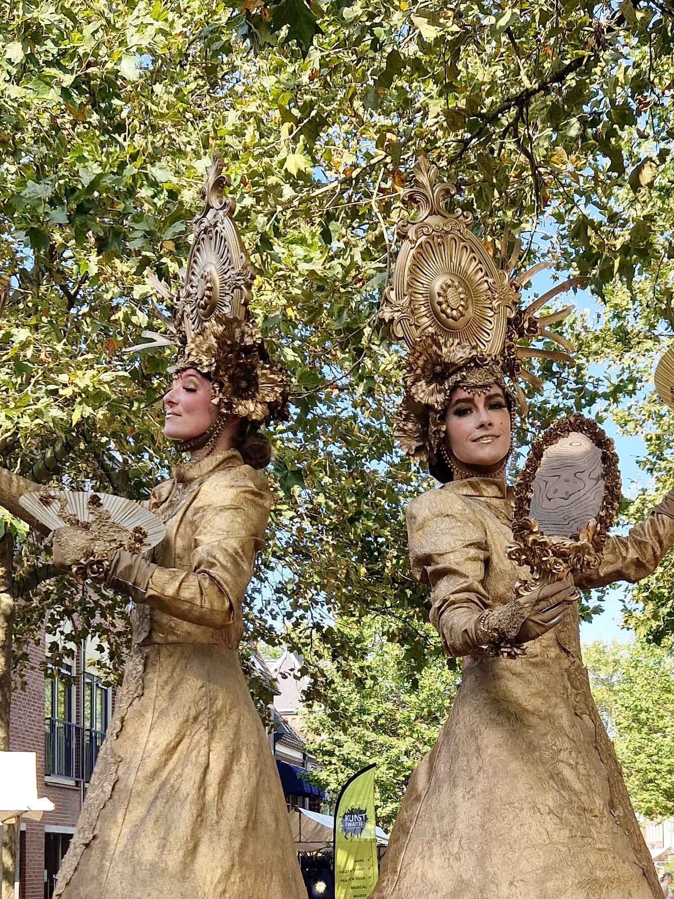 gouden steltenlopers steltenact steltloper goud entertainment straattheater