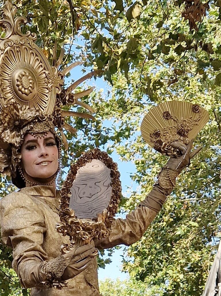 gouden steltenlopers steltenact steltloper goud op stelten entertainment straattheater