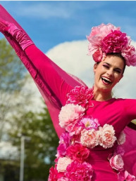 bloemen op stelten steltenlopers steltenact roze les fleurs sunshine flowers