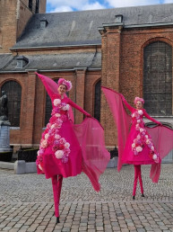 roze bloemen op stelten steltenlopers les fleurs flowerbombs bloem moederdag lente entertainment