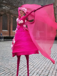 roze bloemen op stelten steltenlopers steltenact les fleurs roze moederdag lente entertainment