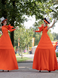 ontvangstact steltenlopers 100 jaar de Rooy steltenact oranje steltenlopers
