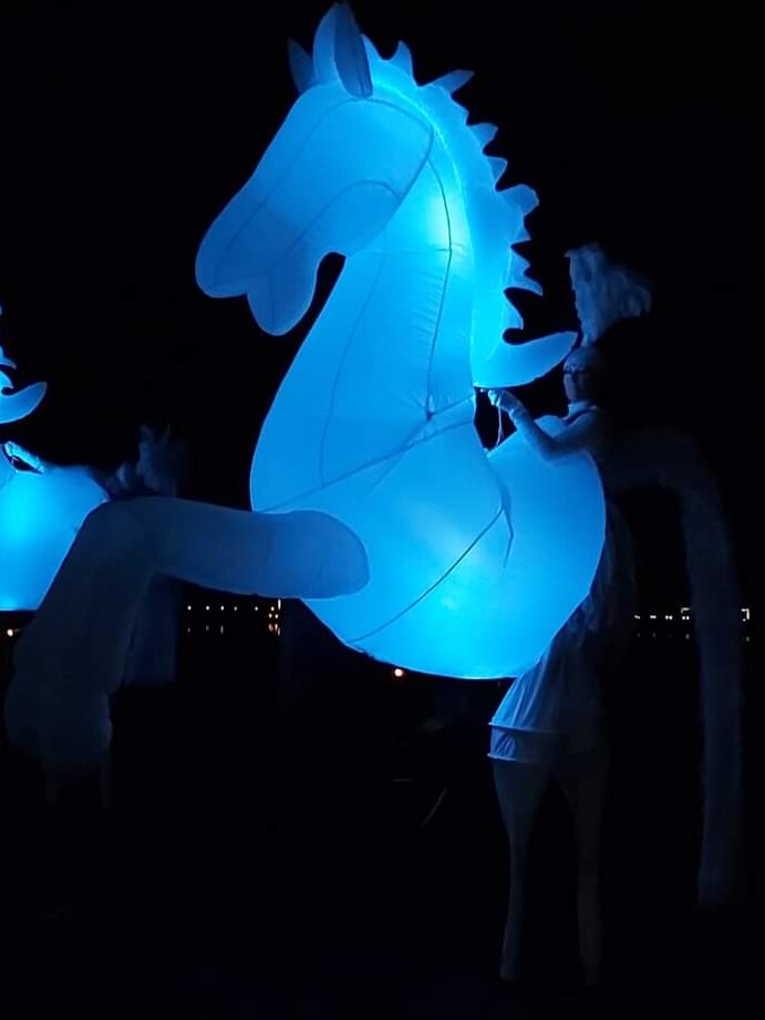 paarden op stelten steltenact steltenlopers hippodrama steltenact levend theater
