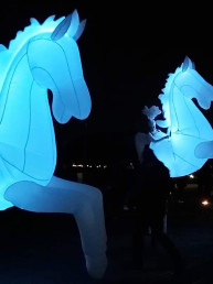 levend theater paarden steltenlopers steltenact op stelten led verlichting
