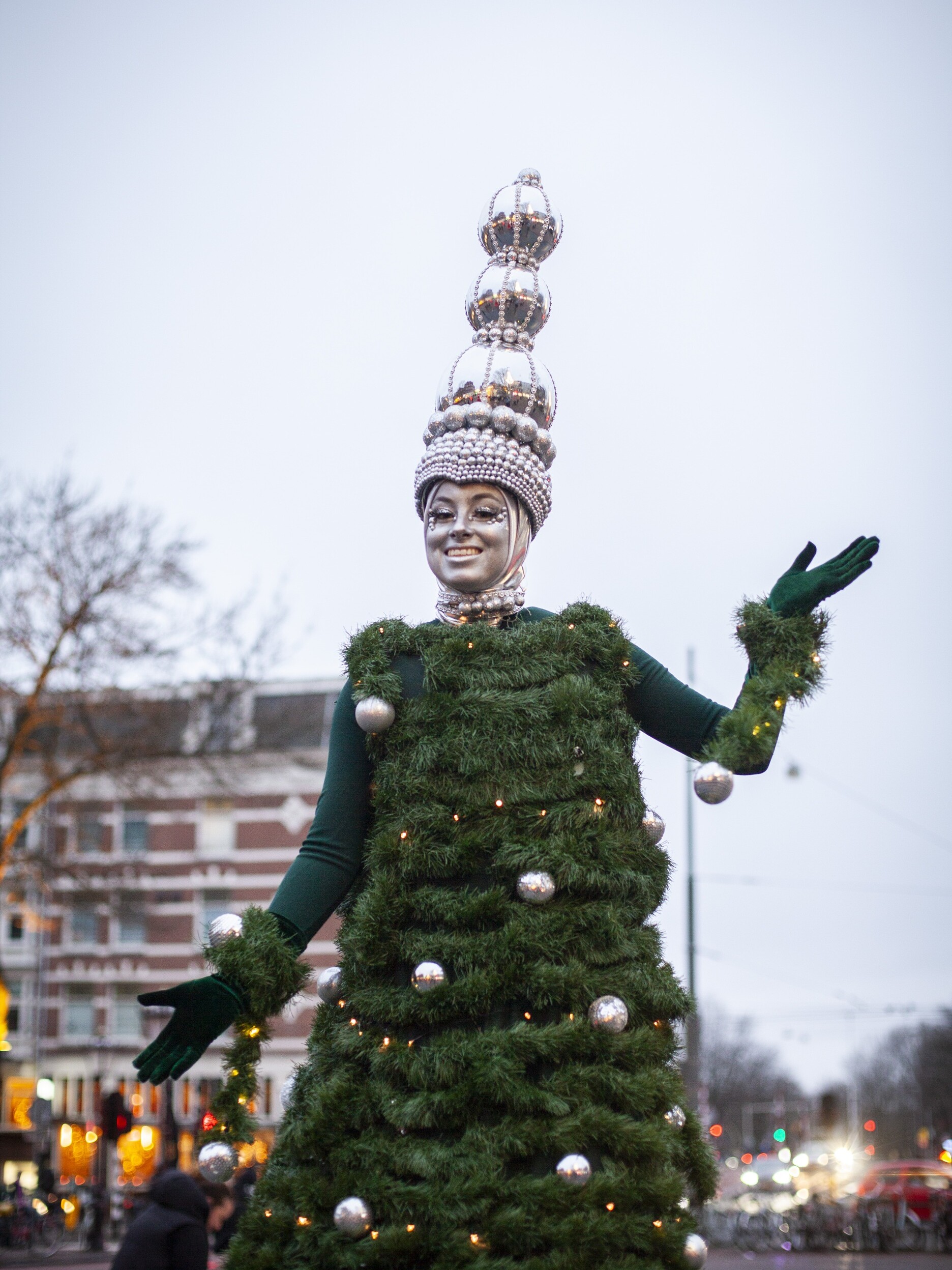 kerst animatie entertainment steltenlopers steltenact kerst kerstbomen op stelten