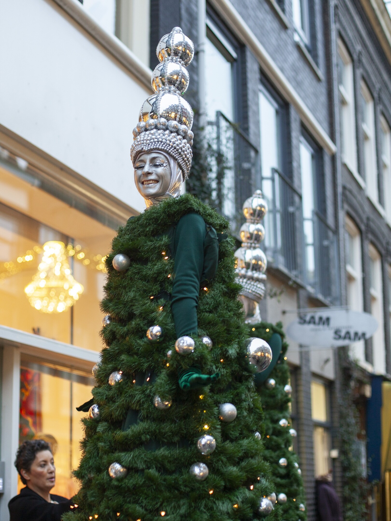 kerstbomen op stelten kerstanimatie steltenlopers steltenact kerst steltenact steltenacts