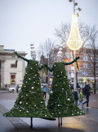 kerstbomen op stelten kerst animatie entertainment steltenlopers steltenact steltentheater