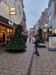 kerstbomen op stelten steltenlopers straatanimatie kerst winter