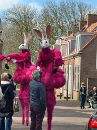 paashaas op stelten pasen entertainment steltenlopers steltenact