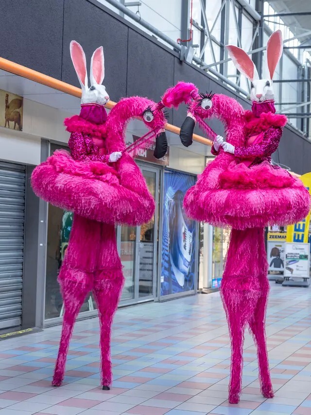 paashaas op stelten pasen entertainment huren