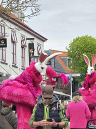 roze steltenlopers paashaas pasen entertainment steltenlopers steltenact steltloper op stelten