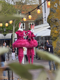 roze steltenlopers pasen paashaas op stelten steltenlopers steltenact steltenacts steltentheater