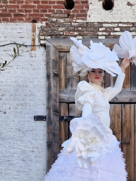 bloemen op stelten steltenlopers steltenact wit bruiloft entertainment les fleurs