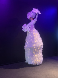 bloemen op stelten bruiloft entertainment winterwonderland steltenlopers steltenact op stelten bloemen wit