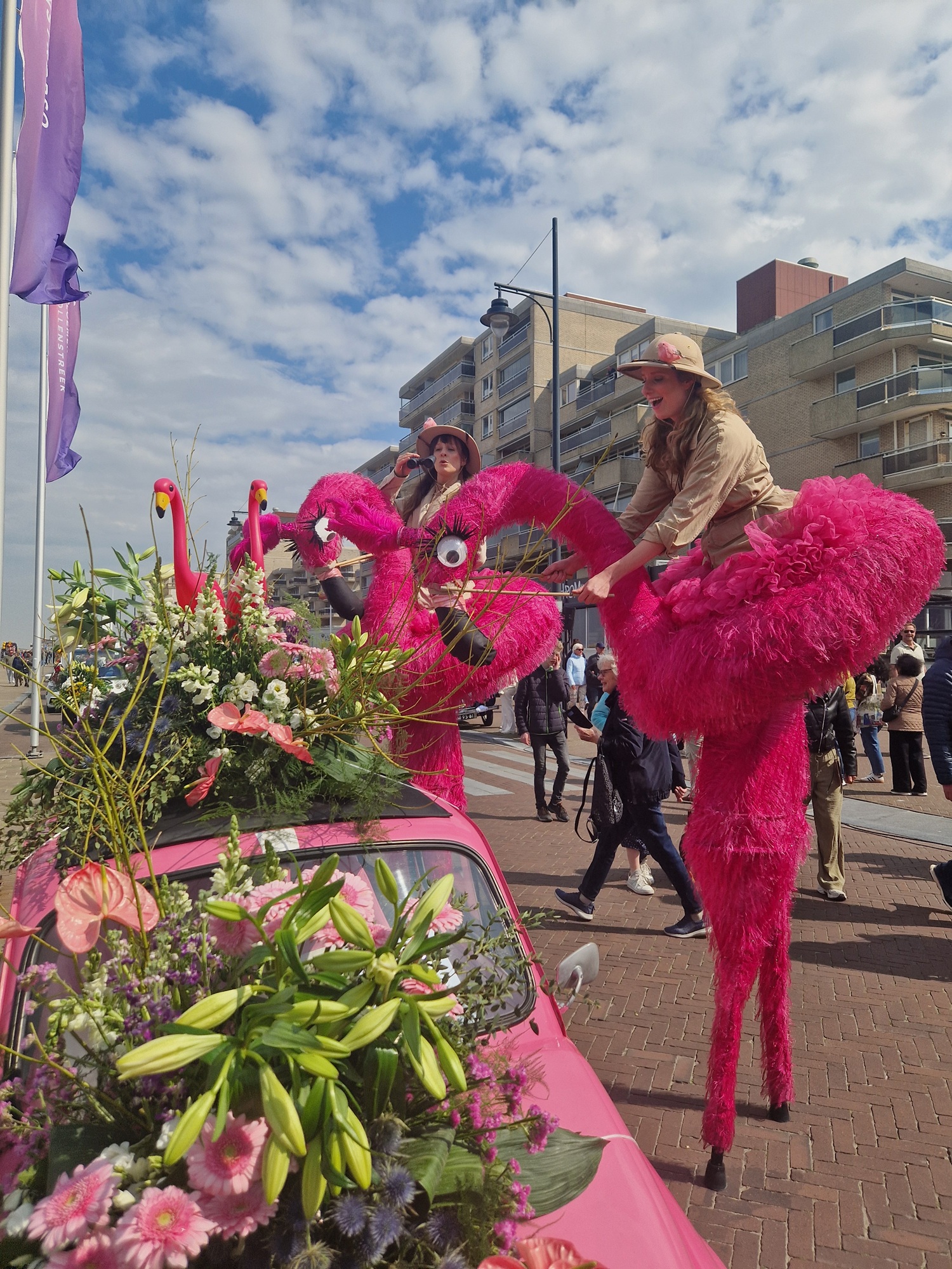 roze flamingo jungle safari steltenlopers levend theater op stelten entertainment straattheater
