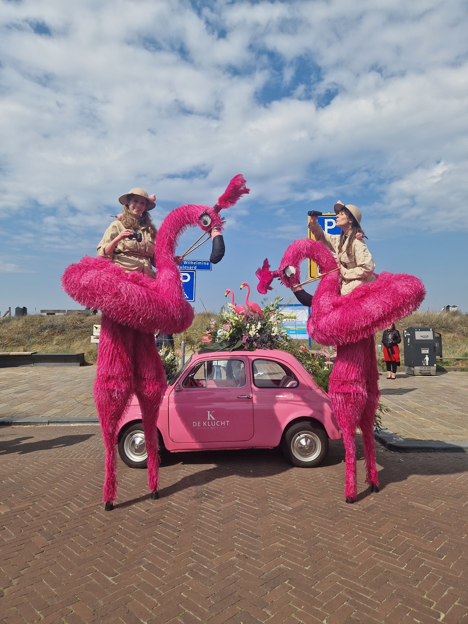 roze flamingo steltenlopers jungle safafri steltenact entertainment animatie straattheater