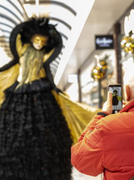 venetiaanse steltenlopers steltenact goud zwart venetiaans