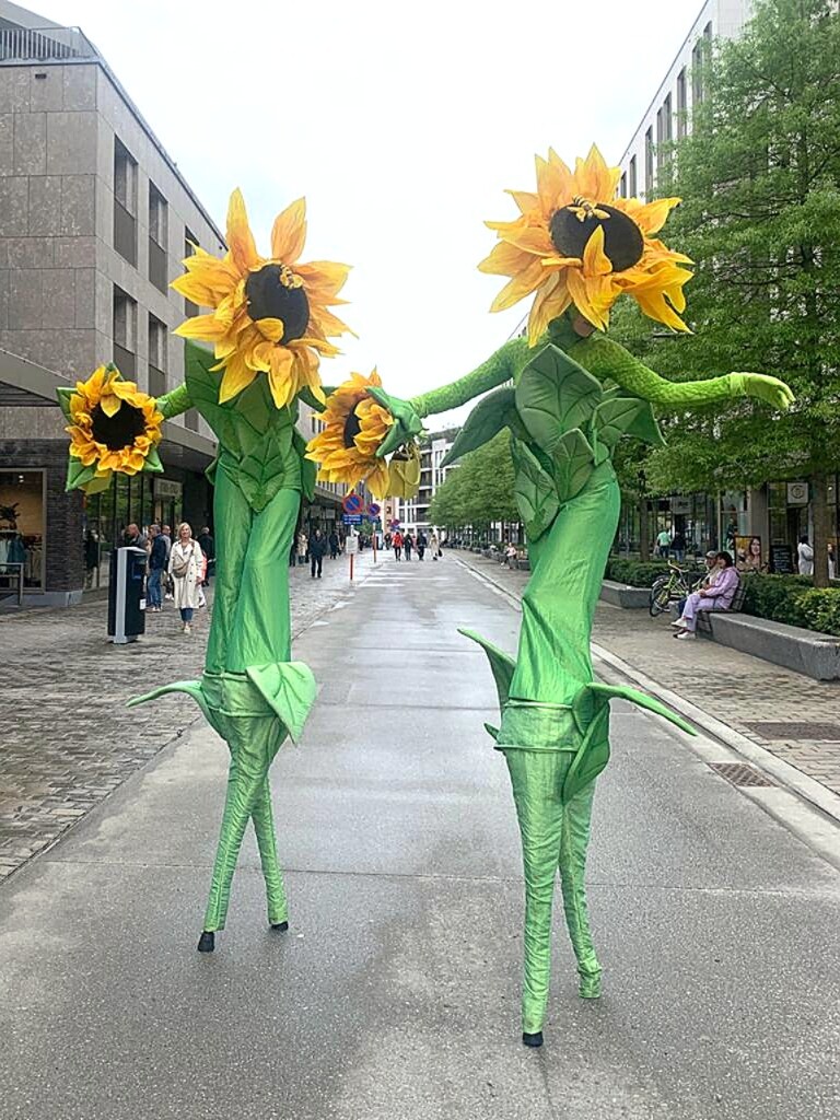 bloemen op stelten steltenlopers steltenact straattheater groen natuur