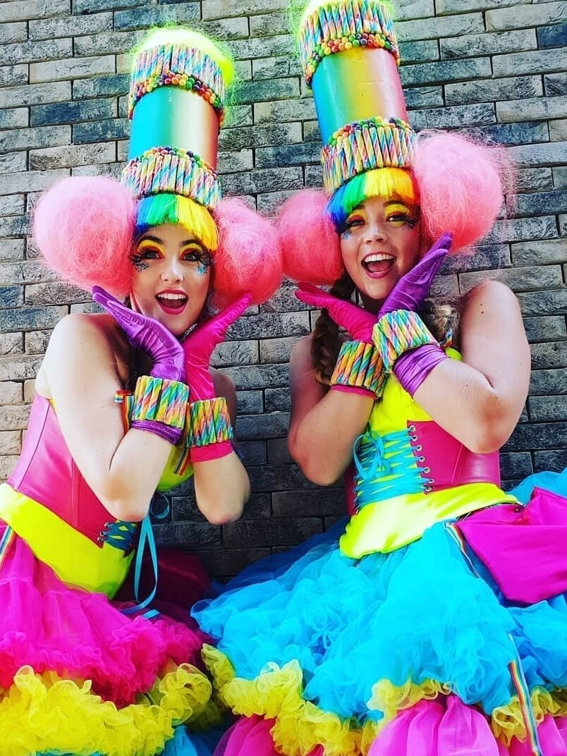 candygirls steltenlopers steltlopers steltenact kleur blauw roze geel