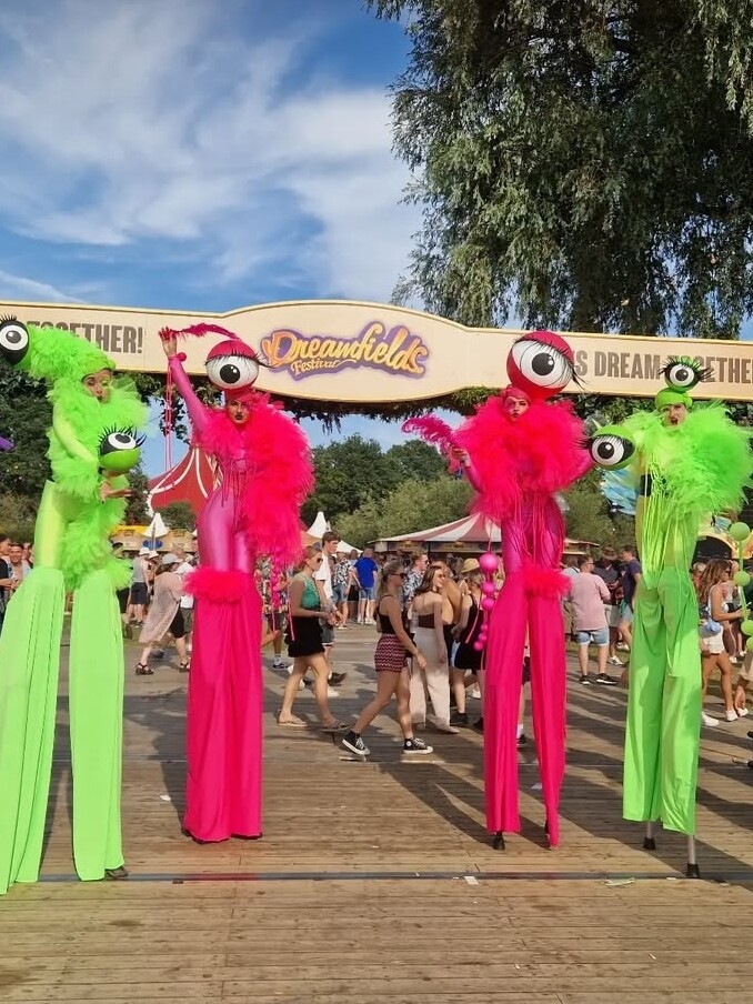 festival parade neon steltenlopers huren