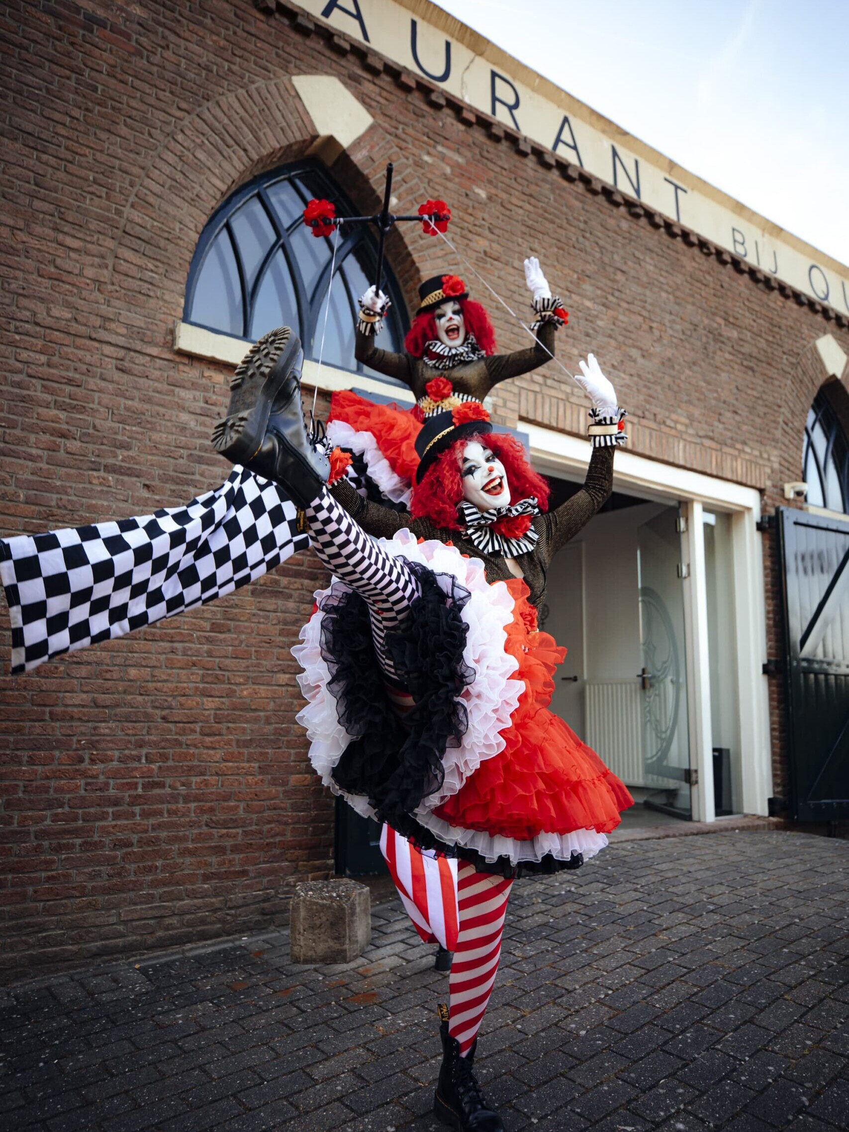 circus steltenlopers boeken? steltenacts huren voor elk evenement