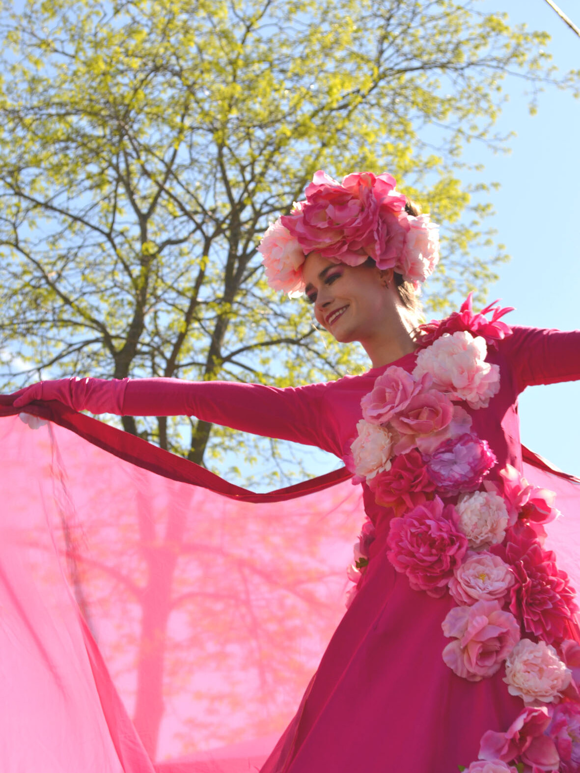 roze bloemen steltenlopers bloemen op stelten steltenact steltentheater