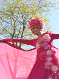 roze bloemen steltenlopers bloemen op stelten steltenact steltentheater