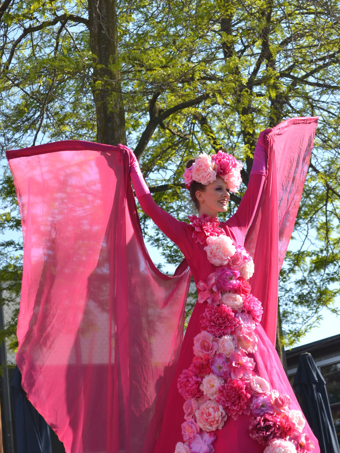 roze bloemen steltenlopers steltenact