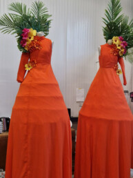 club havana oranje steltenlopers bloemen steltenact huren tropisch