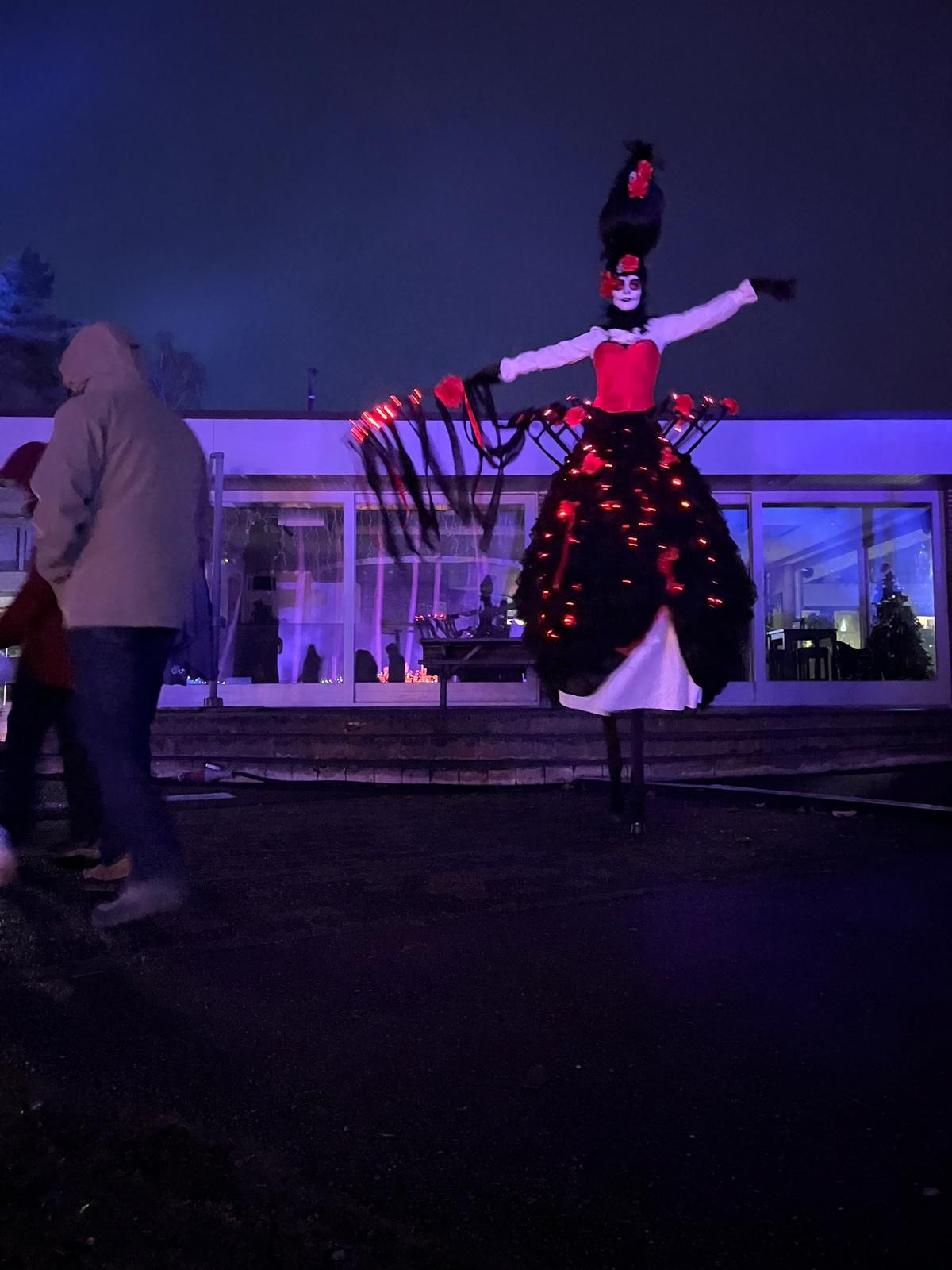 dia de los muertos steltenact steltenlopers halloween steltlopers huren