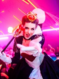 steltenlopers huren alice in wonderland queen of hearts
