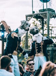steltenlopers huren inhuren butlers honden thiery poncelet steltenact straattheater