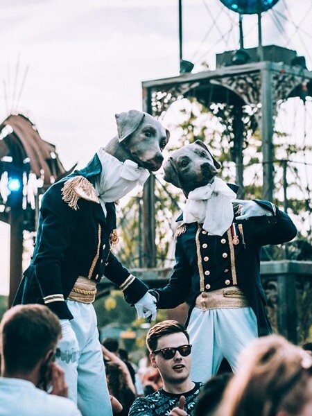 steltenlopers huren inhuren butlers honden thiery poncelet steltenact straattheater