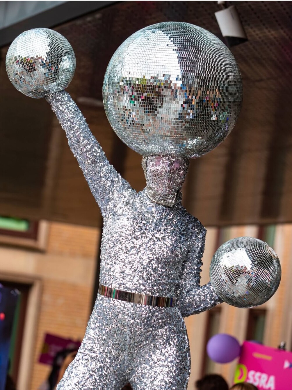 steltenlopers steltenact huren discoballen sense theatre
