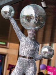 steltenlopers steltenact huren discoballen sense theatre