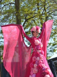 lente entertainment steltenlopers huren bloemen roze (1)