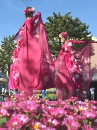 lente pasen entertainment steltenlopers huren bloemen roze (1)